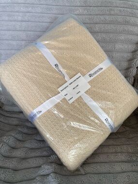 Rivancia:  Waffle Cotton Blanket 90x108 (king) - IVORY